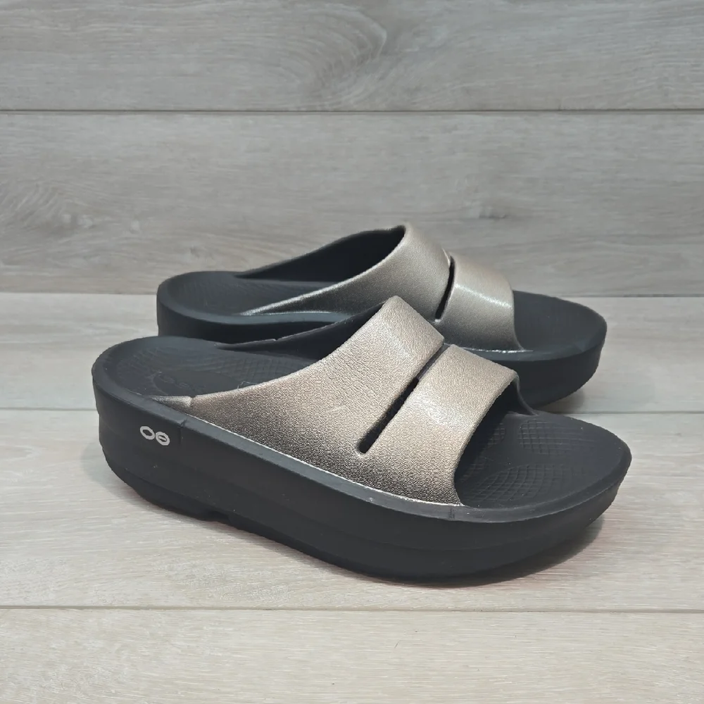 OOFOS Metallic Silver Slide Clogs - Picture 1 of 11